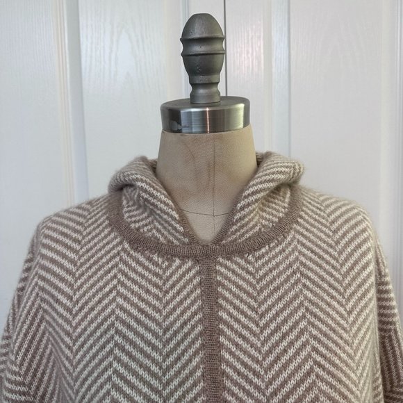 *Soft Luxury * Nordstrom 100% Cashmere Hooded Pattern Poncho BNWT Free Shipping - Picture 2 of 10